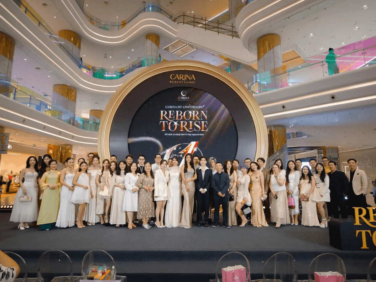 Bác sĩ Carina Beauty Clinic tư vấn riêng cho khách hàng